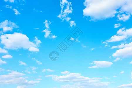白云的浅蓝天空可用作背景图片