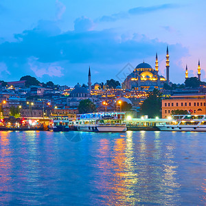 法蒂赫区和Suleymaniye清真寺土耳其伊斯坦布尔晚图片