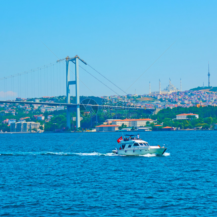 Bosphorus大桥7月15日烈士大桥和土耳其伊斯坦布尔的机动艇图片