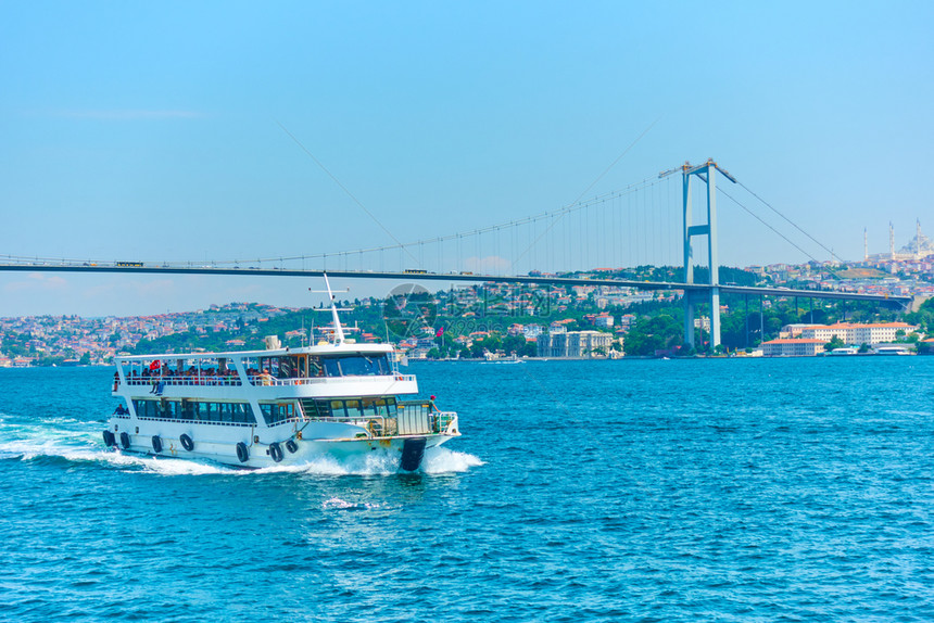 7月15日和土耳其伊斯坦布尔Bosporus上空烈士桥图片
