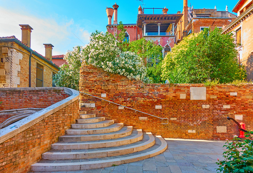 威尼斯建筑意大利威尼斯桥和老房子的四轮楼梯背景有花园图片