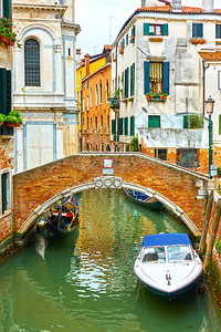 意大利威尼斯小型运河有停泊在意大利威尼斯的机动船只图片