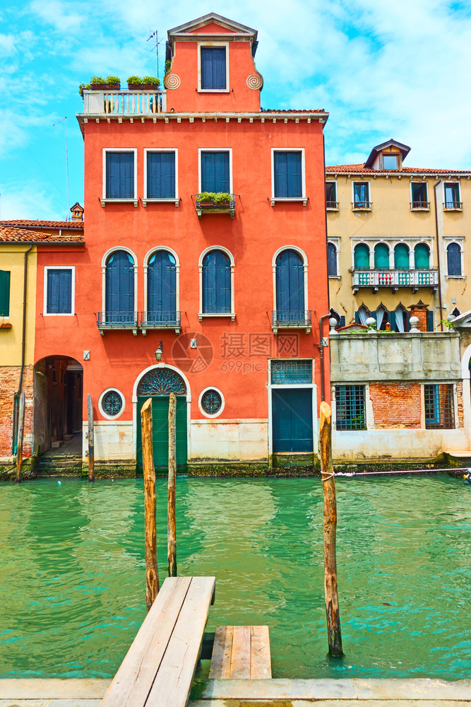 意大利威尼斯运河和小型码头对旧房子的威尼斯观图片
