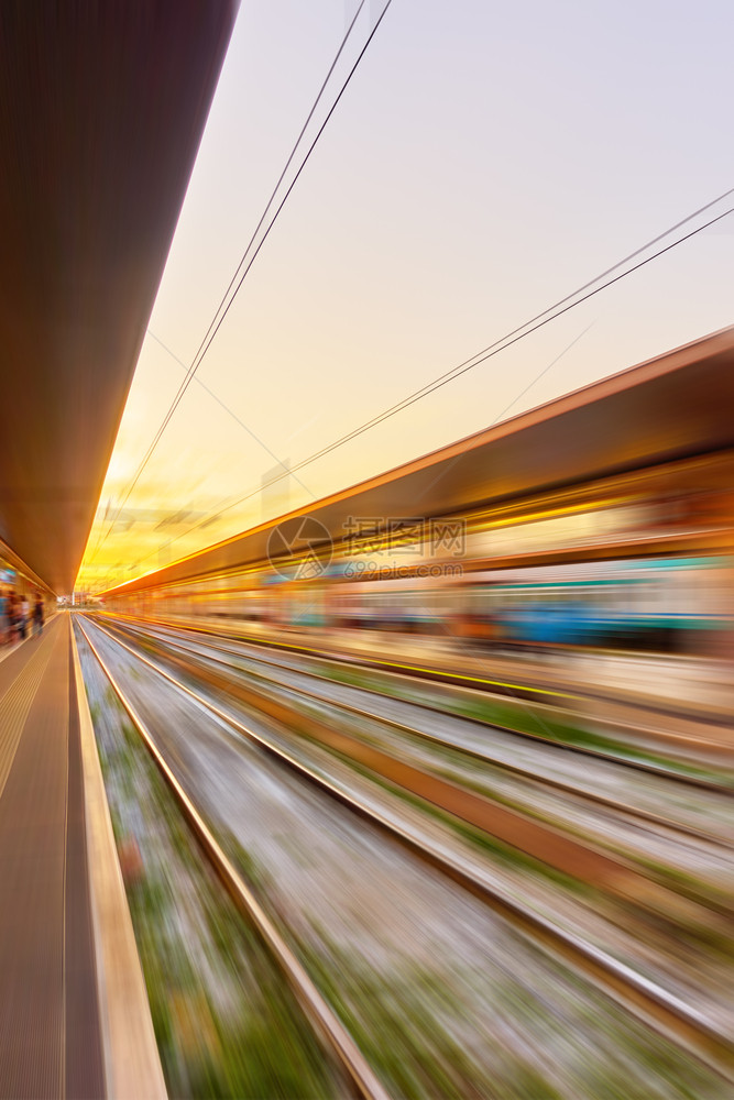 日落时火车站平台的视角在运动中模糊抽象背景图片