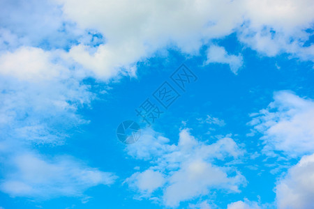 带白云的浅蓝天空可用作您自己的文字背景或空间图片