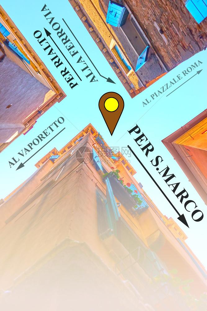 威尼斯街头反向交叉和传统的威尼斯箭向旅游目的地移动图片