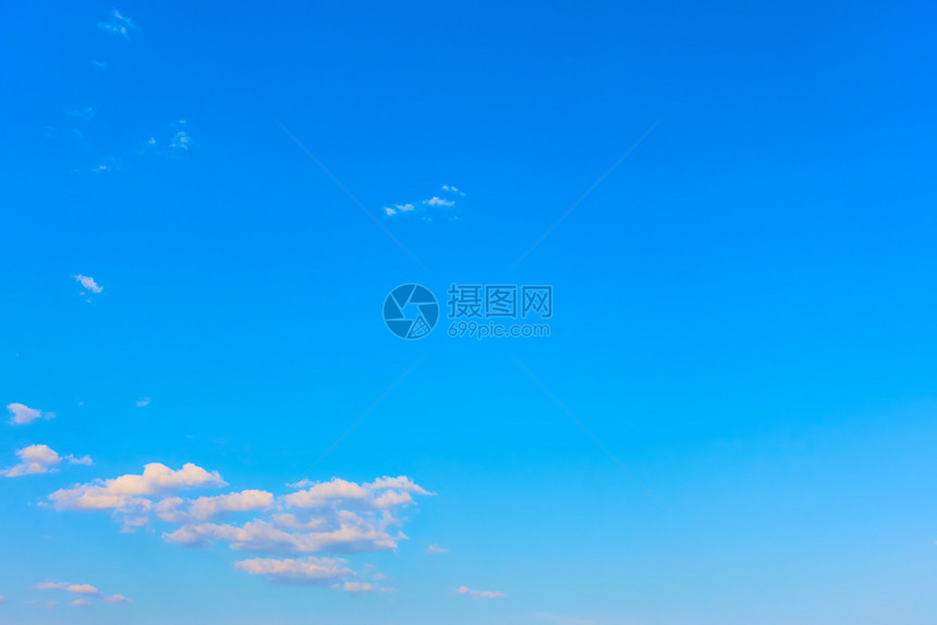 几乎清空的蓝色天有云背景大复制空间图片