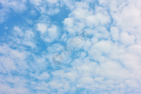 带云的浅蓝天空带您自己的文字空间背景图片