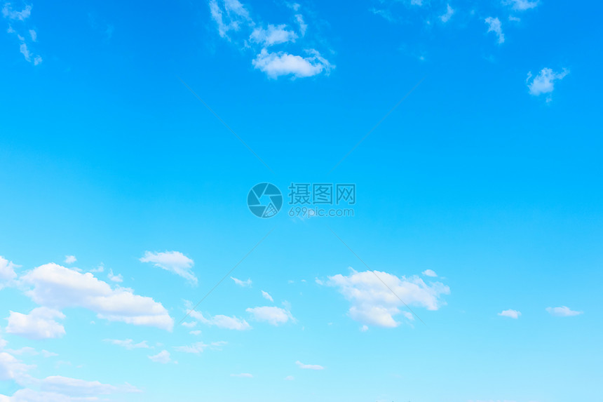 几乎清空的蓝色天有白云背景您自己的文字有大空间图片
