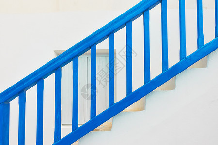 希腊Myconos岛传统蓝色楼梯有木栏杆图片