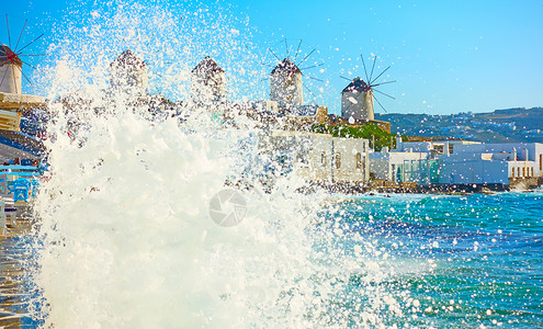 希腊CycladesMykonos岛爱琴海岸的浪和风瓶图片
