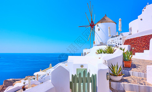 希腊圣托里尼奥亚与旧白洗风车和海平面的全景图片