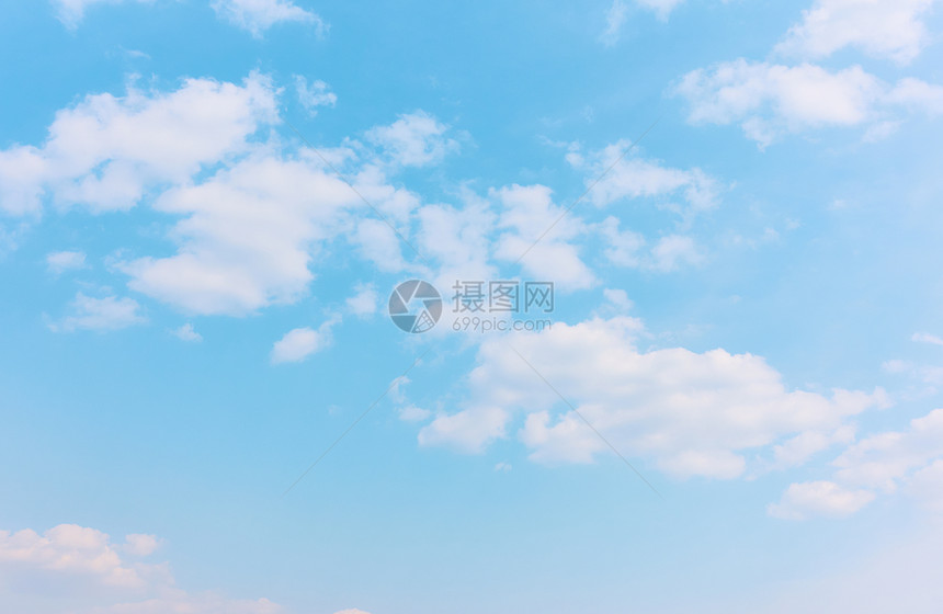 含有白云的蓝色粘贴天空背景和您自己文字的空间图片