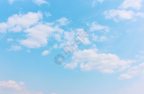 含有白云的蓝色粘贴天空背景和您自己文字的空间图片