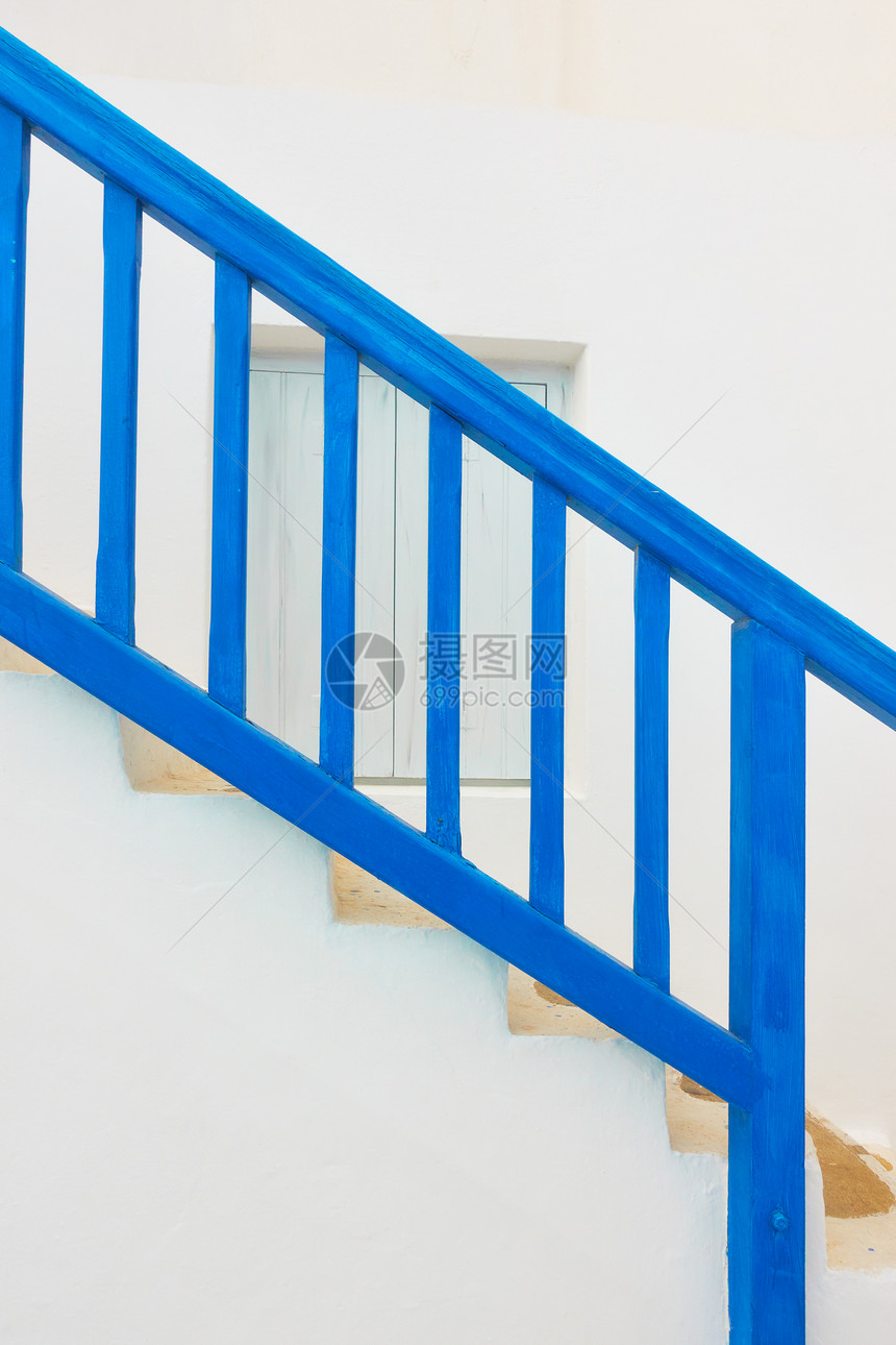 希腊米科诺斯岛传统蓝色楼梯有铁路图片