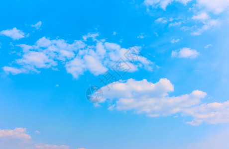 有白云的浅蓝天空背景您自己的文字空间大图片
