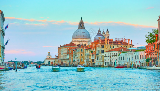 意大利威尼斯运河和圣玛丽亚教堂图片