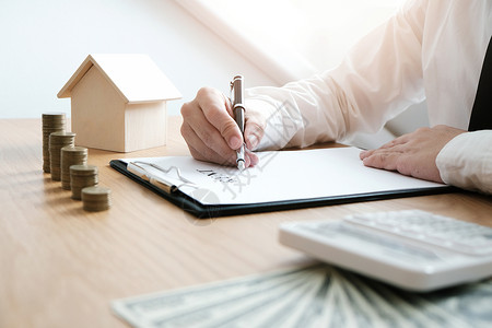 商业人员与房地产代理商签订交易合同顾问概念和家庭保险投资高清图片素材