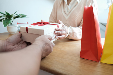 情人节礼物盒和侣的红丝带图片