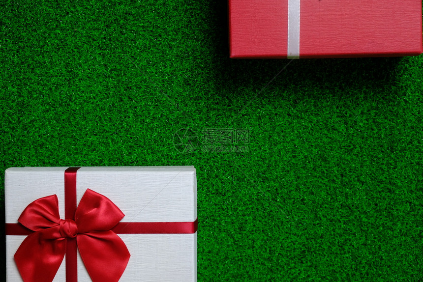 新年礼物快乐圣诞盒和红丝带图片