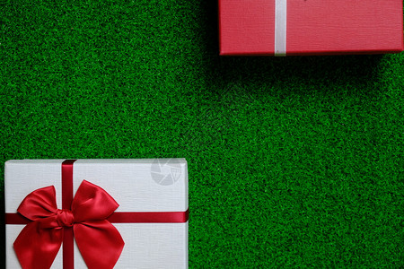 新年礼物快乐圣诞盒和红丝带图片