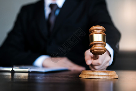 立法者法律顾问向客户提出一份与手架和法律签订的合同司法和律师概念背景