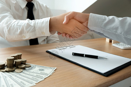 商业人员与房地产代理商签订交易合同顾问概念和家庭保险金融高清图片素材