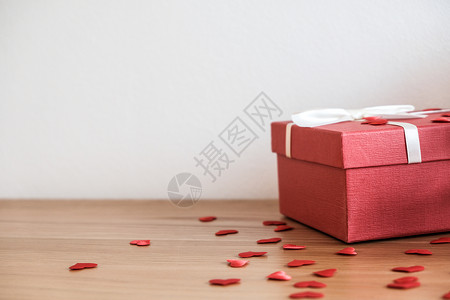 心与丝带情人节礼物盒和侣的红丝带背景