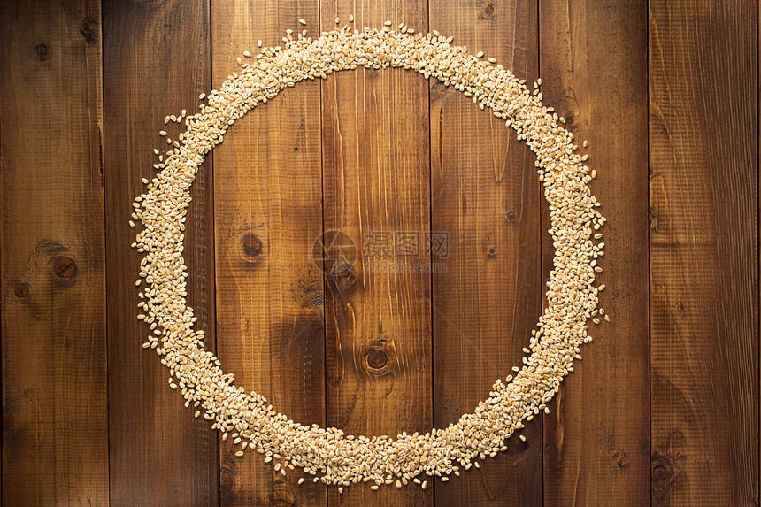 木背景的麦粒顶视图图片