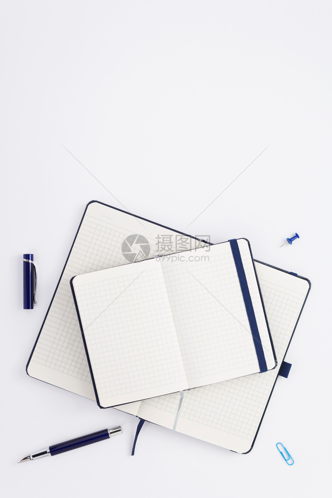 白纸背景顶视图和笔记本的固定位置图片