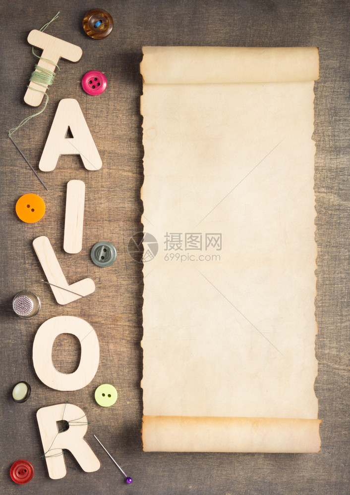 木制表格背景顶视图上的缝纫工具和字母图片