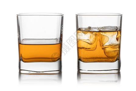 i威士忌和冰孤立的白色背景图片