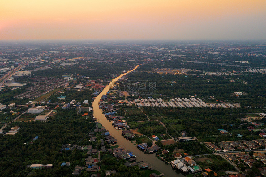 ChaoPhraya河农村地区和日落时农业的空中景象泰国曼谷市村庄的房屋和森林中树木图片