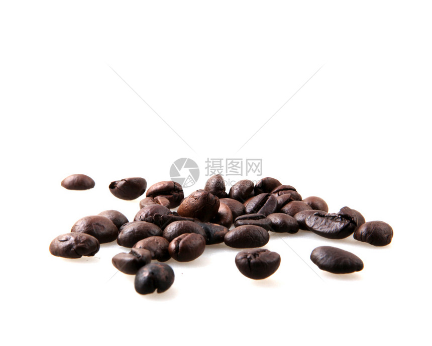 白背景的烤咖啡豆图片