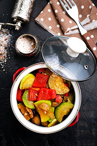 在金属碗中烤蔬菜加番茄酱的烤蔬菜图片