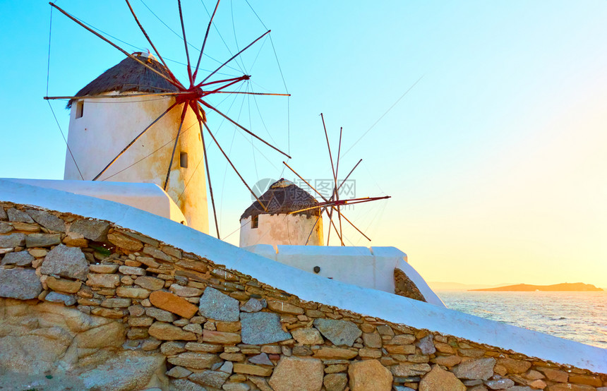 希腊日落时米科诺斯的老风车图片