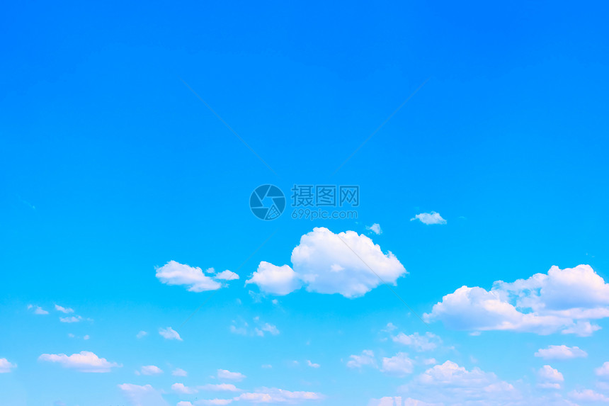 良好天气白云蓝天空带的蓝天背景和您自己文字的空间图片