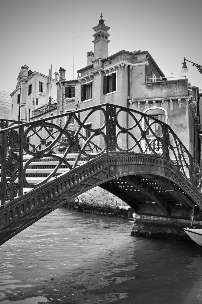 威尼斯运河旧铁桥意大利威尼斯黑白形象图片