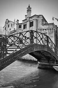 威尼斯运河旧铁桥意大利威尼斯黑白形象图片