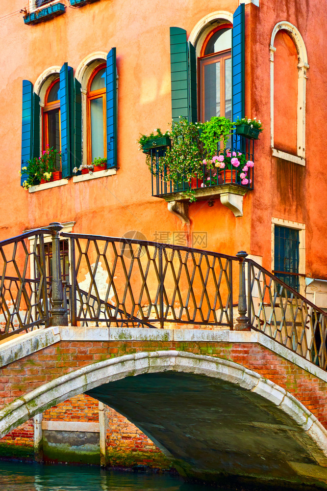 意大利威尼斯用运河建造旧桥和房屋图片