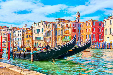 威尼斯的大运河与固定的贡多拉斯在一个夏日阳光明媚的子里意大利图片