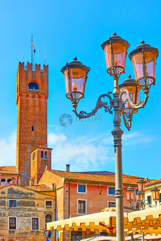 位于意大利维内托的Treviso的旧街灯笼和公民塔图片