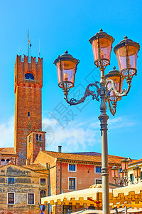 位于意大利维内托的Treviso的旧街灯笼和公民塔图片