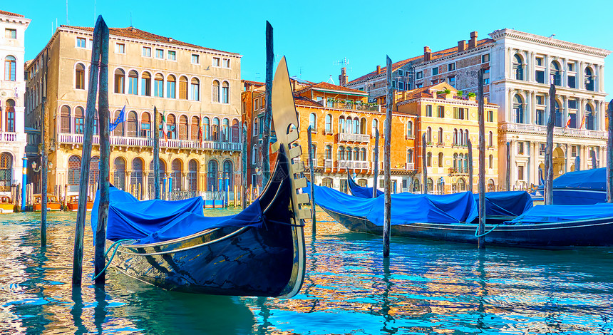 意大利威尼斯运河有主座的意大利贡多拉斯图片