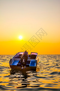 乘船日落海景图片