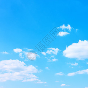 有白云的蓝天空背景您自己的文字空间图片