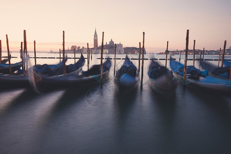 意大利威尼斯经典日出风景与海浪的通多拉斯图片