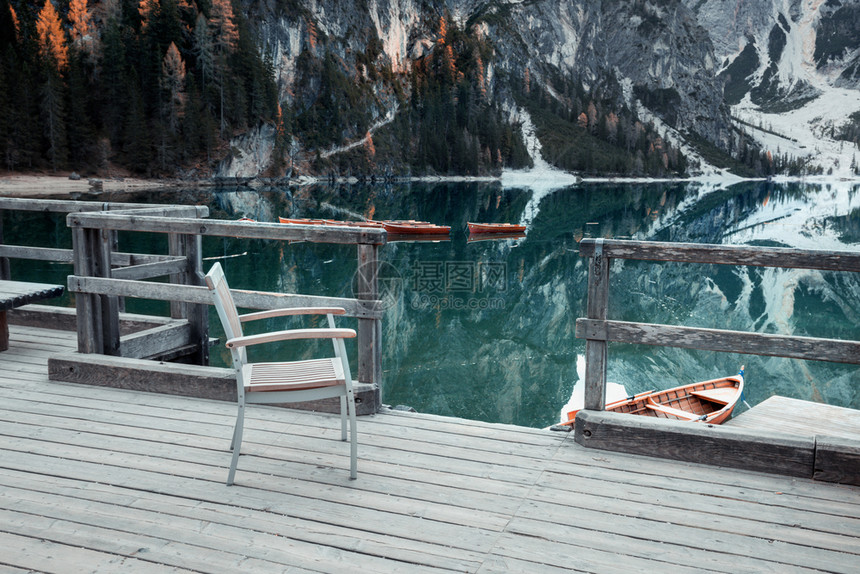 阿尔卑斯山湖边的木椅子图片