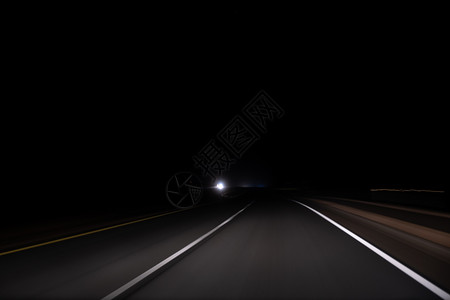 在高速公路上快夜间驾驶从车内看到图片