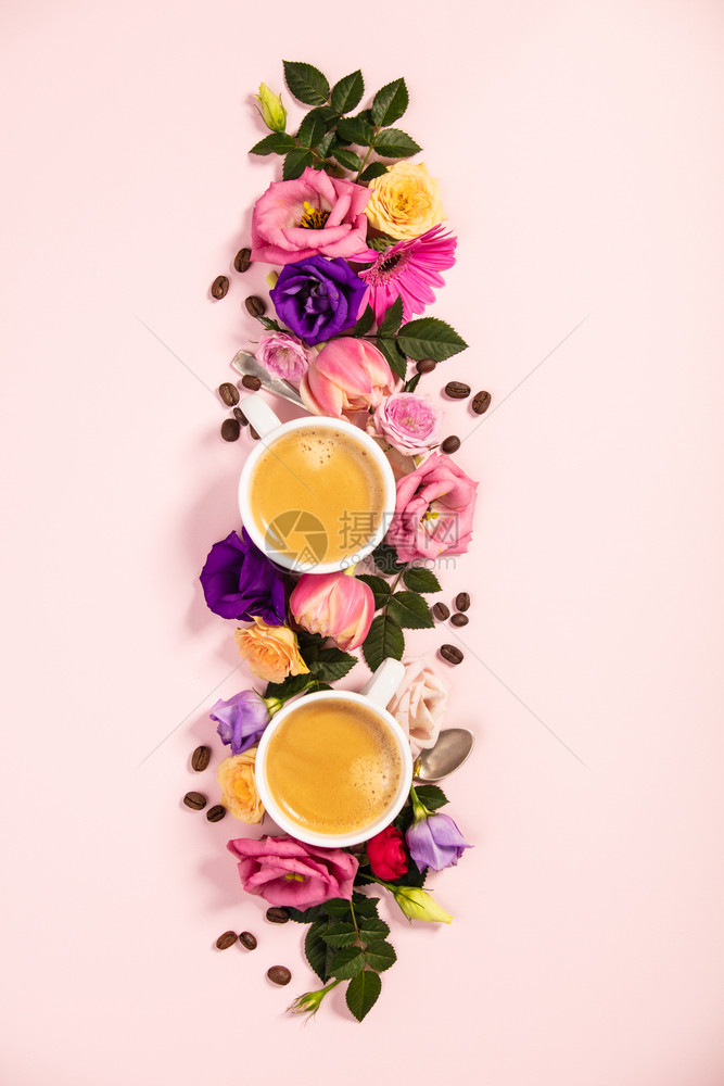 咖啡羊角面包和美丽的花朵舒适早餐博客杂志网络设计师社交媒体和艺术家的平面布置图片